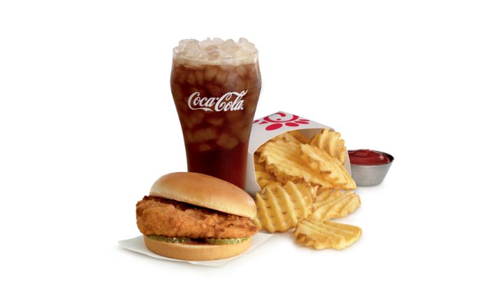 ワイキキ近くに、ハワイ最大のチックフィレイがオープン