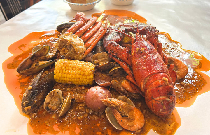 豪快に手づかみ！ワイキキの新シーフードレストラン、ケイジャン・クラブでロブスターを堪能！