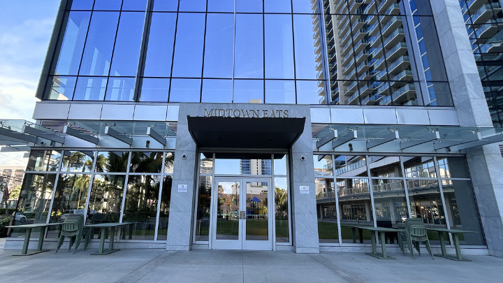 ホノルル・ケアモク地区に新フードホール「ミッドタウン・イーツ」がオープン