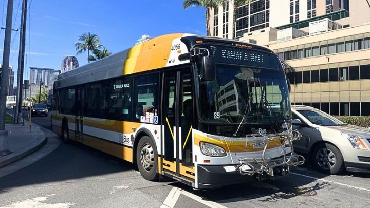 オアフ島のバスアプリ「DaBus」がサービス終了へ　利用者は「Transit」アプリへ移行