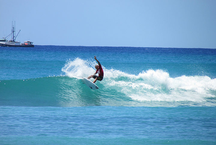 ワイキキ・ビーチ サーフィン